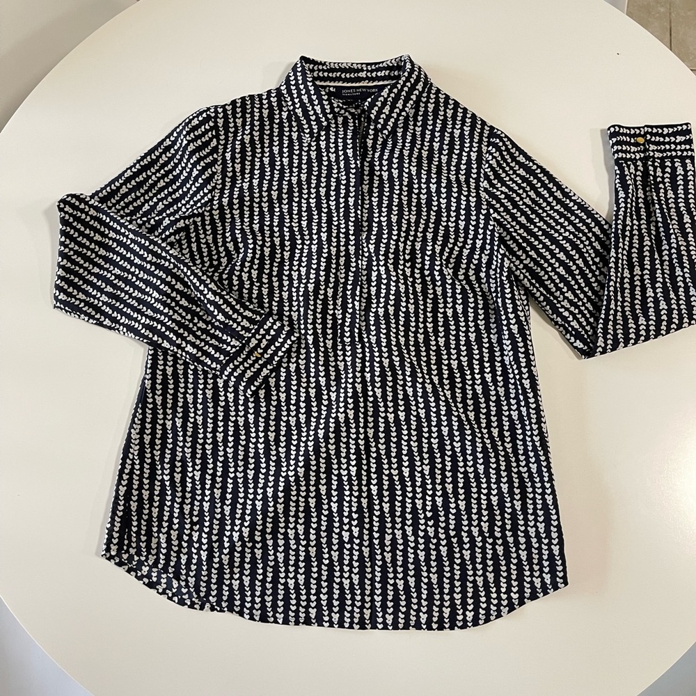 Blouse with gold details & adjustable zipper